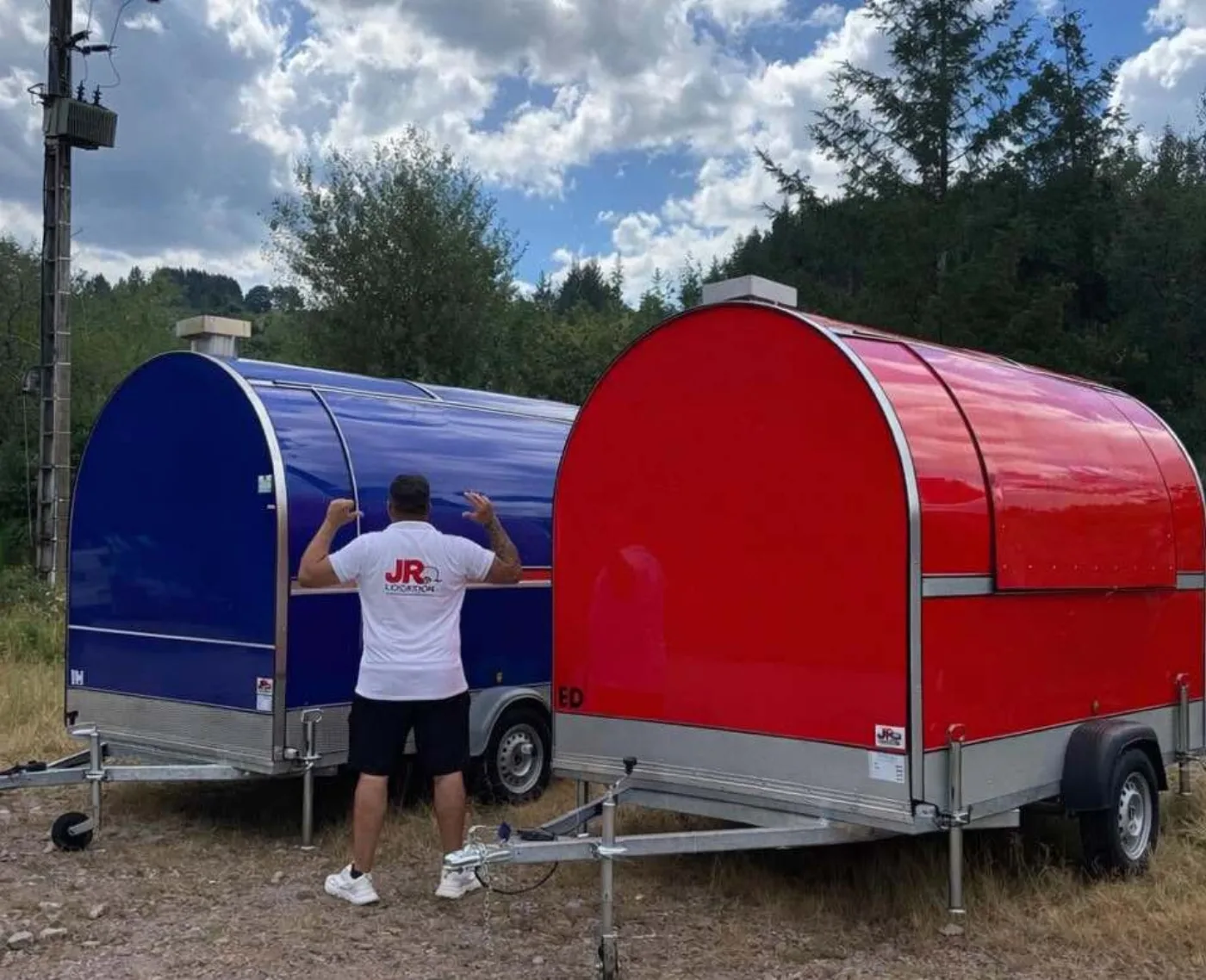 Deux remorques food truck JR Location, coloris bleu et rouge