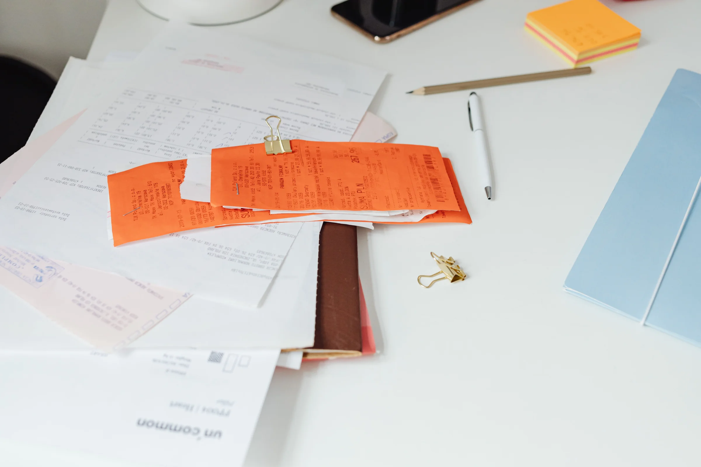 Bureau avec factures, reçus et papiers administratifs pour la gestion d'un commerce ambulant