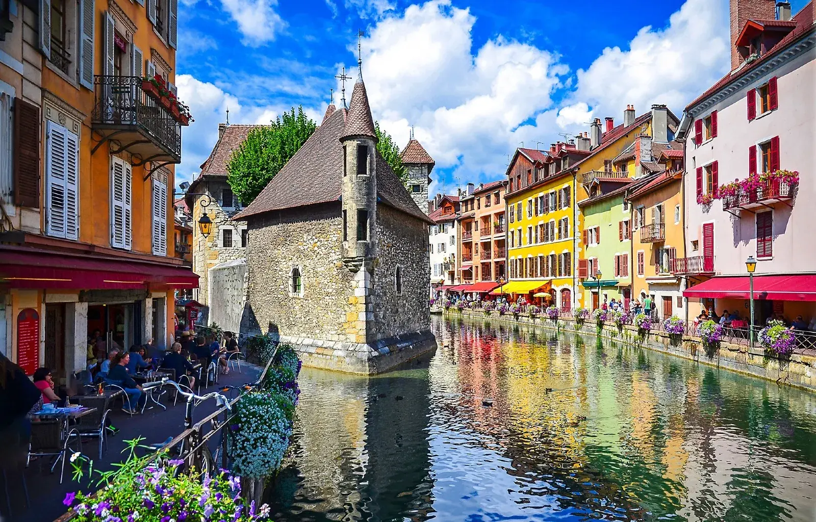 Vue du Palais de l'Isle et des canaux d'Annecy, en Auvergne-Rhône-Alpes