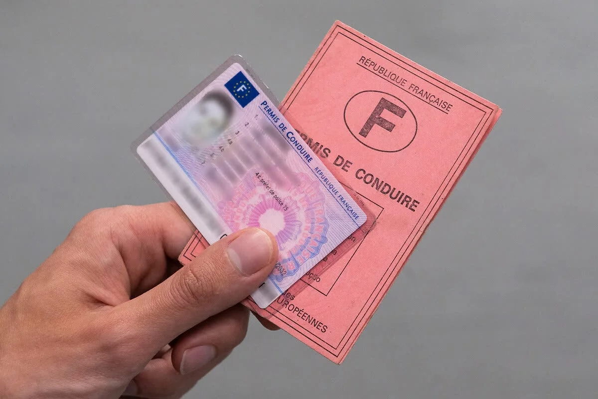 Permis de conduire français, carte et ancien format papier, tenus en main