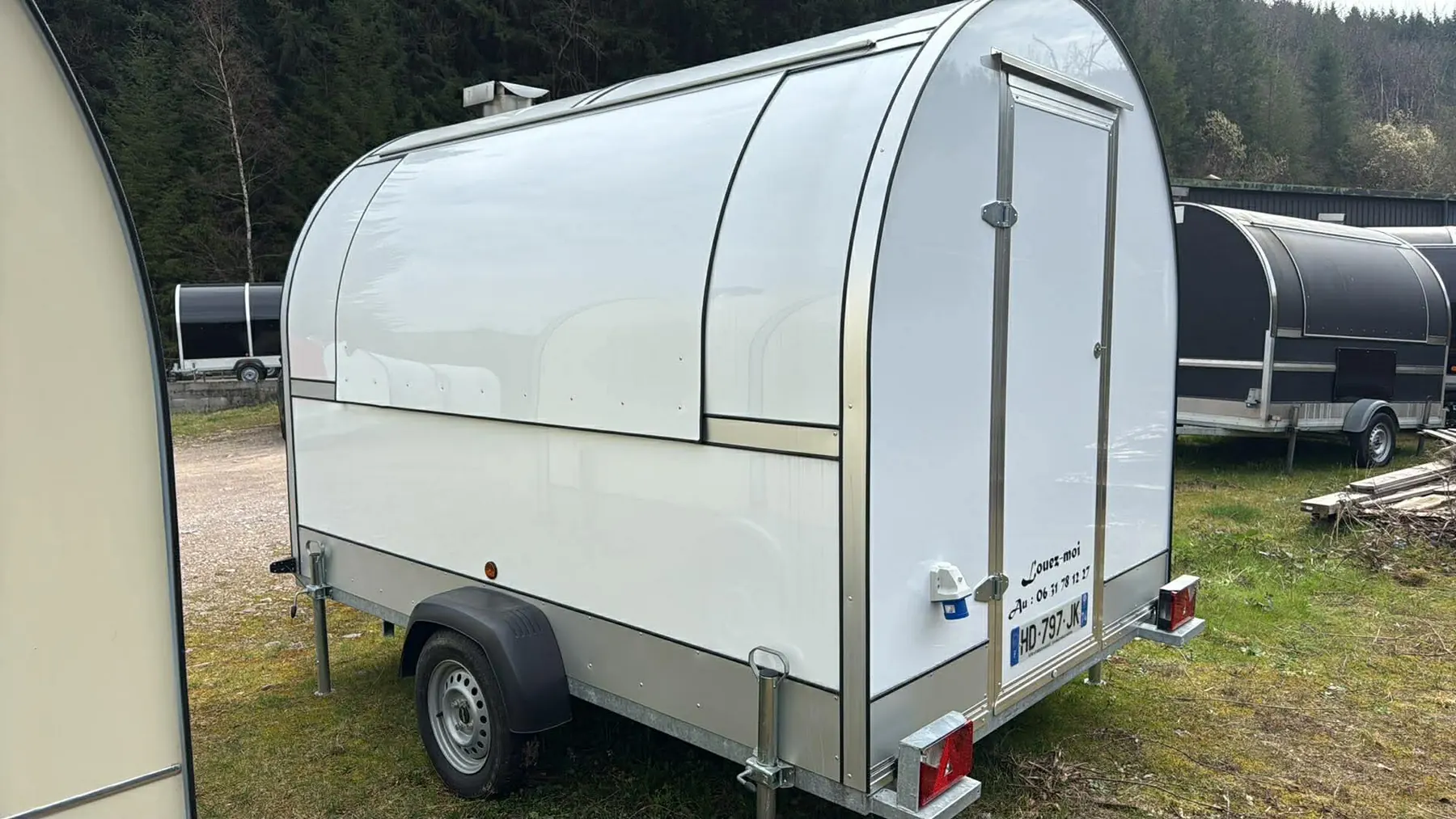 Remorque food truck coloris blanc, vue de côté