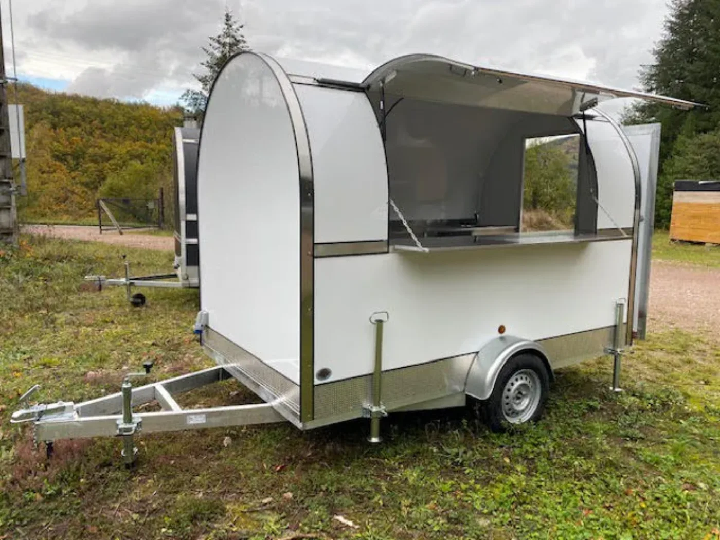 Remorque food truck coloris blanc, ouverte
