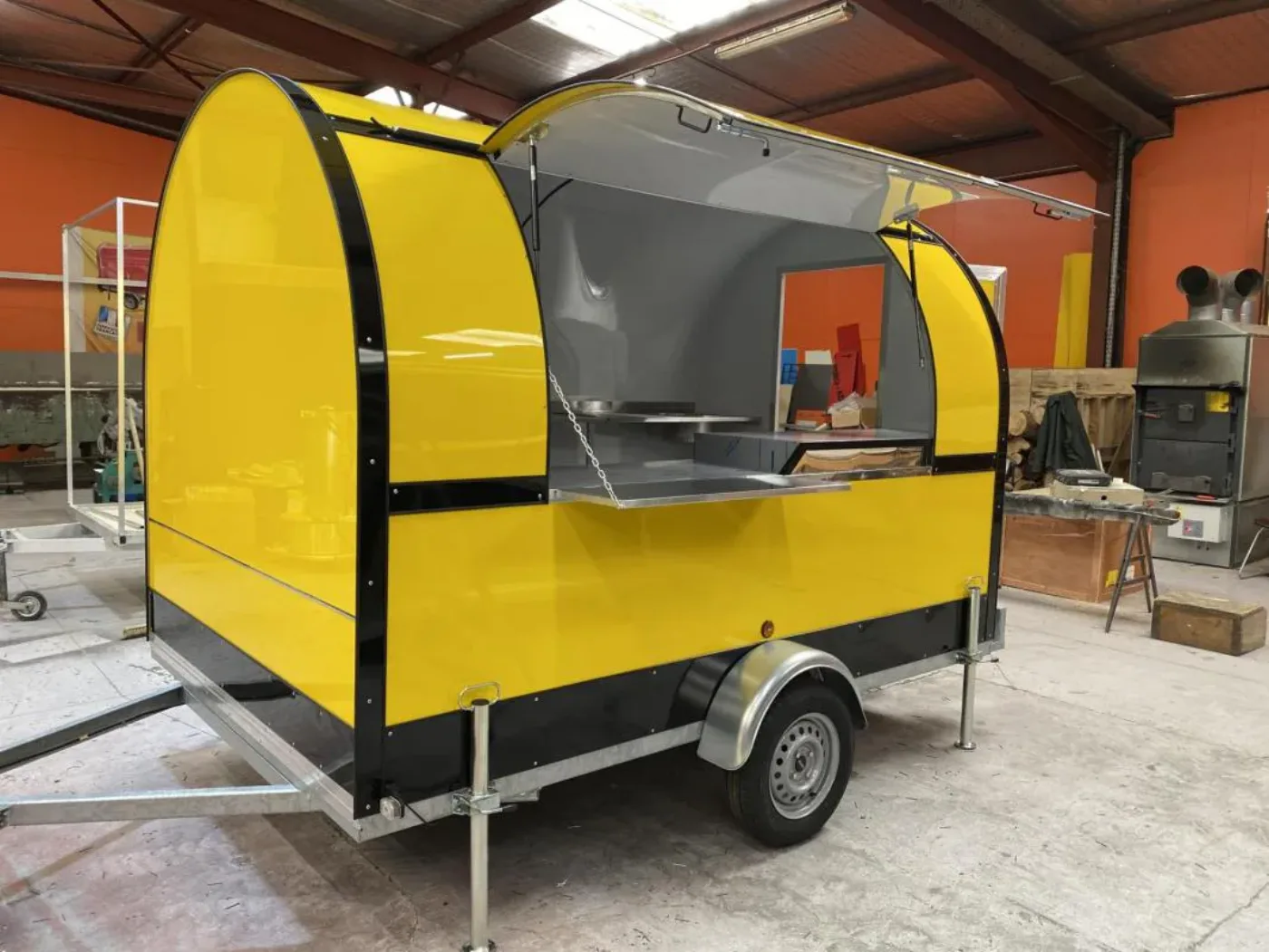 Remorque food truck JR Location coloris jaune, en atelier de fabrication
