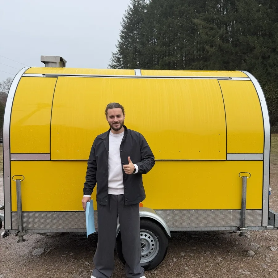 Client JR Location avec sa remorque food truck jaune