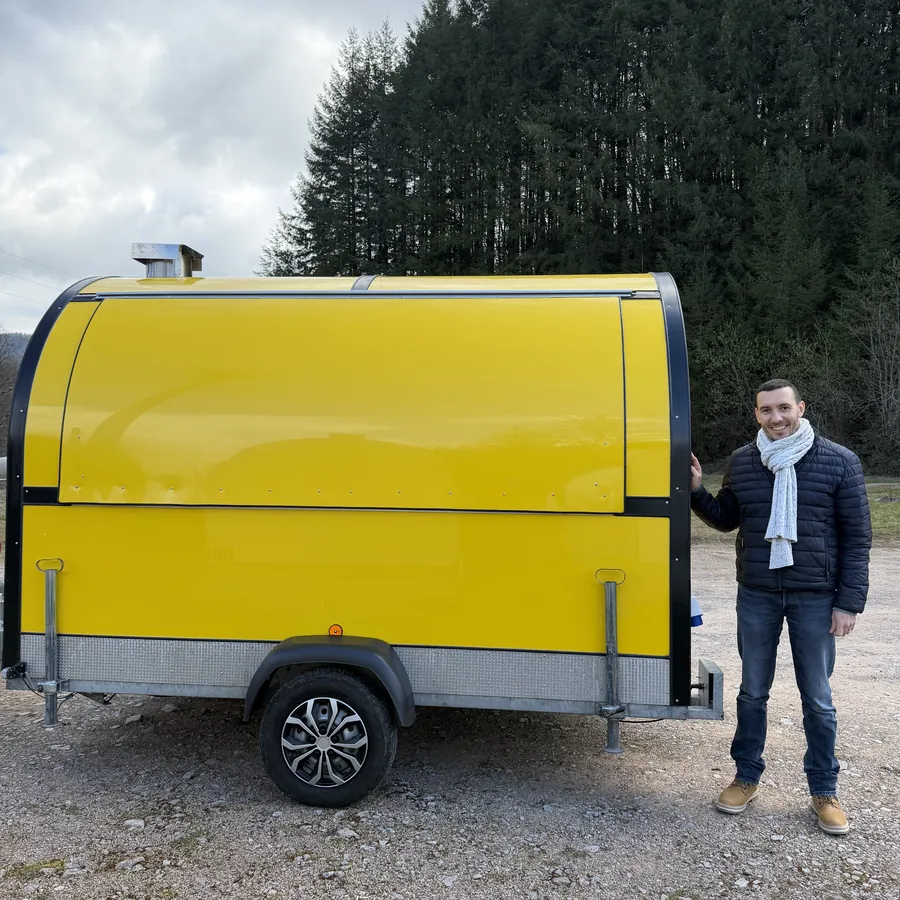 Client JR Location avec sa remorque food truck jaune