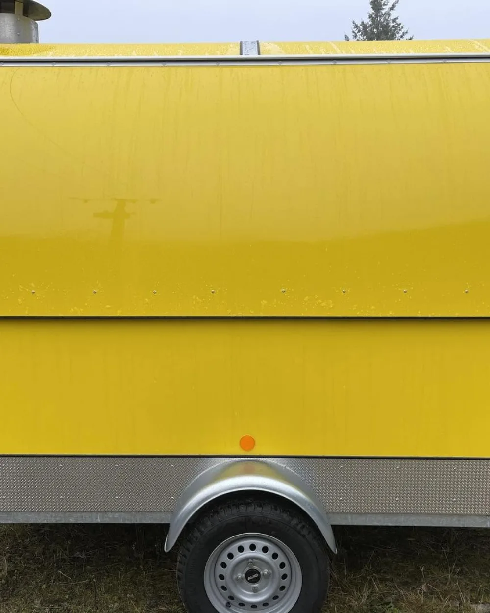 Détail de la carrosserie de la remorque coloris jaune