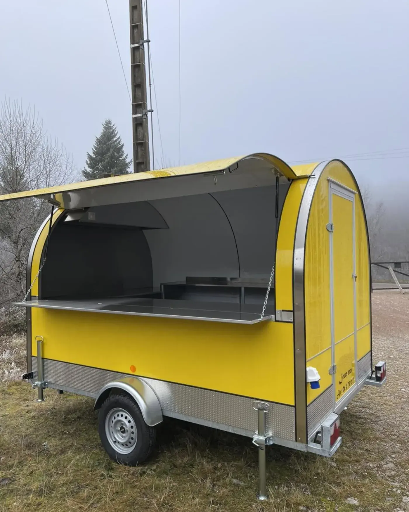 Remorque food truck ouverte, prête pour un événement d'entreprise