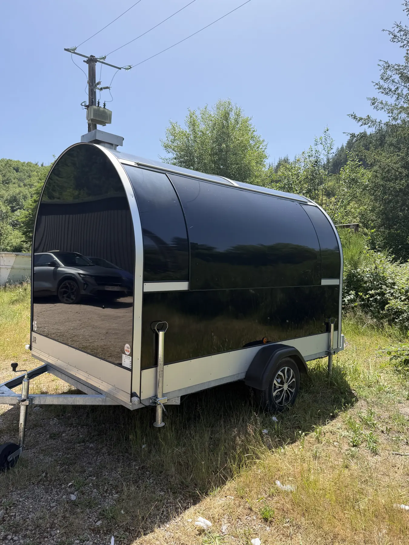 Remorque food truck coloris noir, auvent fermé