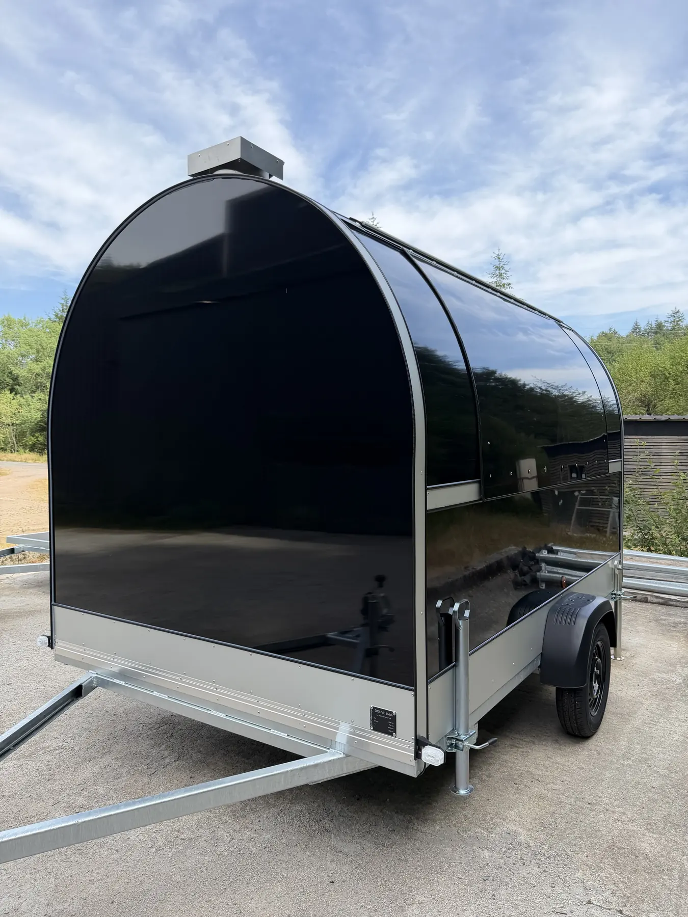 Remorque food truck coloris noir, vue 3/4