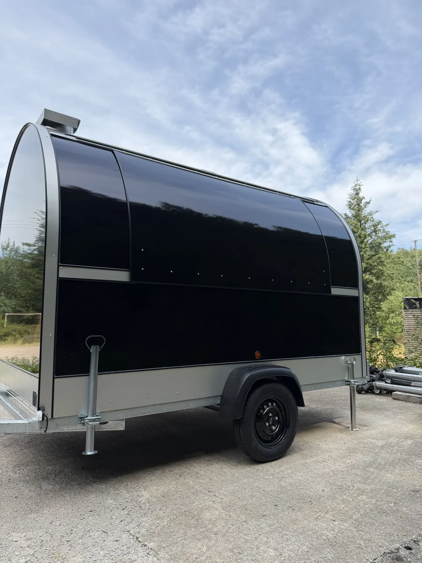 Remorque food truck coloris noir, vue de côté