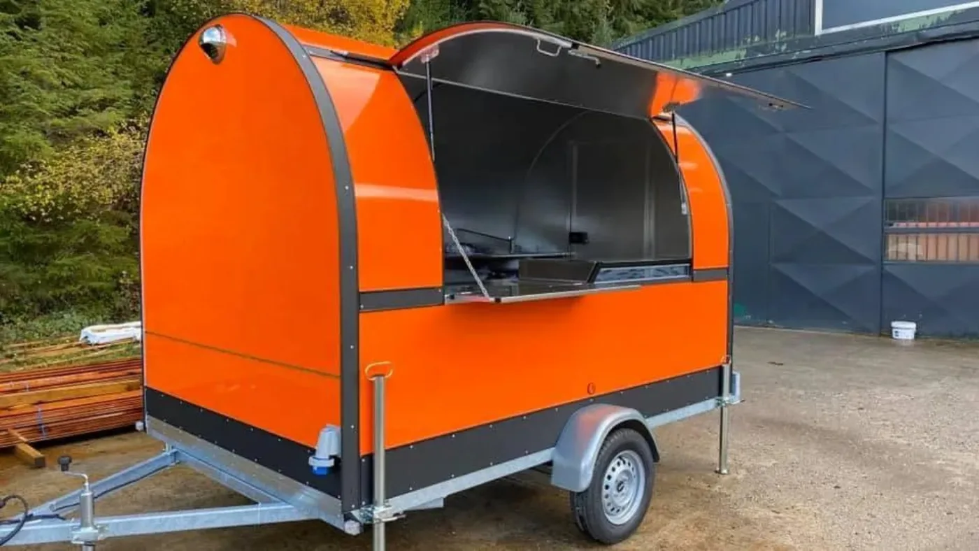 Remorque food truck coloris orange, ouverte