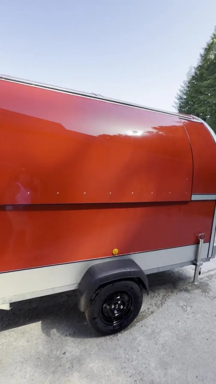 Vidéo extérieure de la remorque coloris rouge