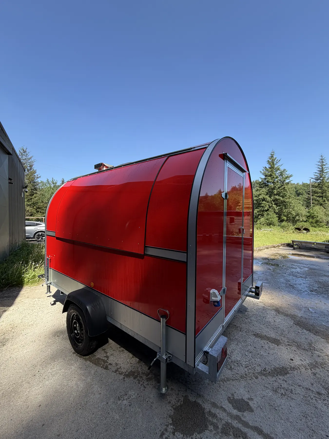 Remorque food truck coloris rouge, vue 3/4 arrière