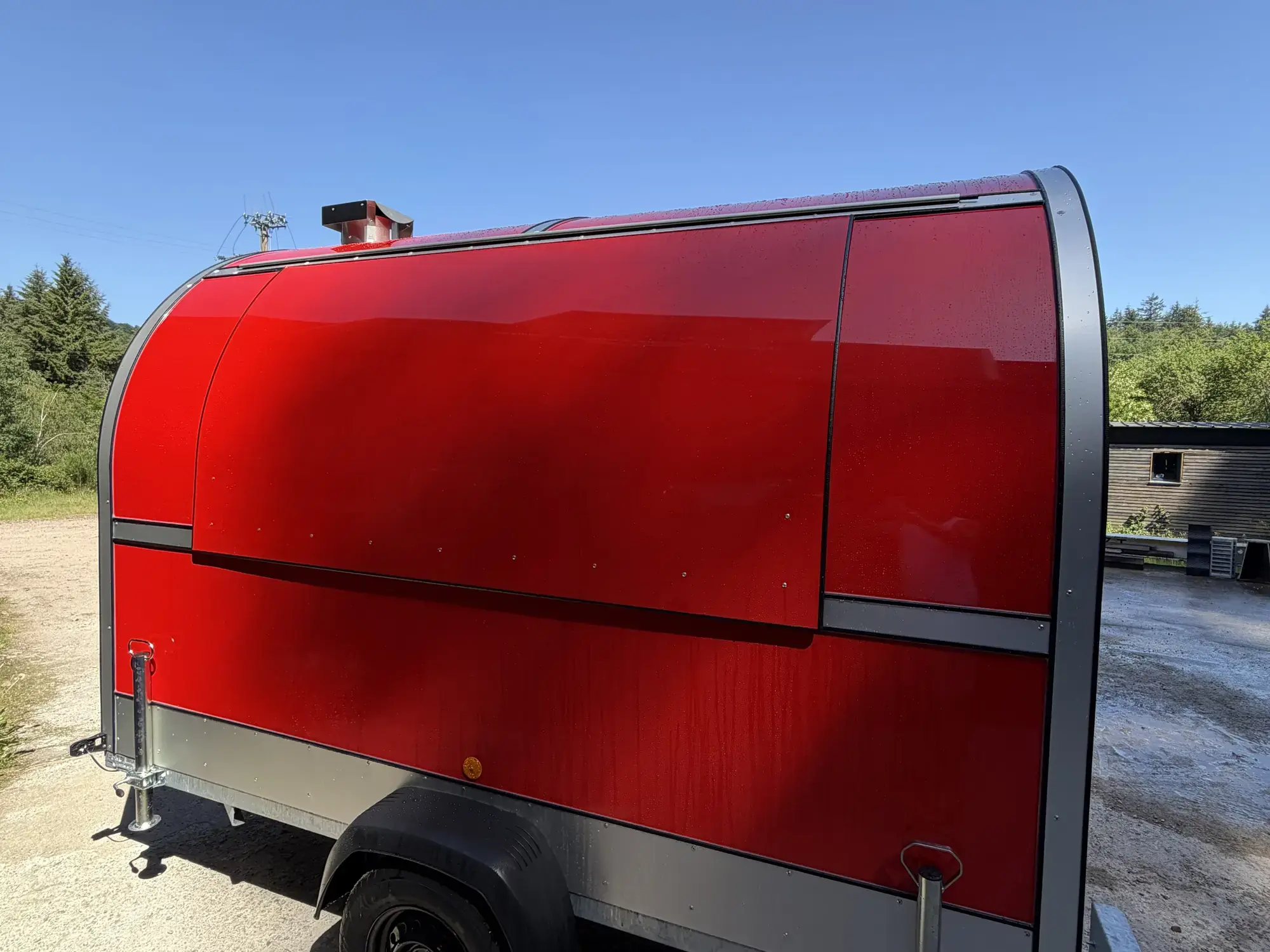 Remorque food truck coloris rouge, vue de côté
